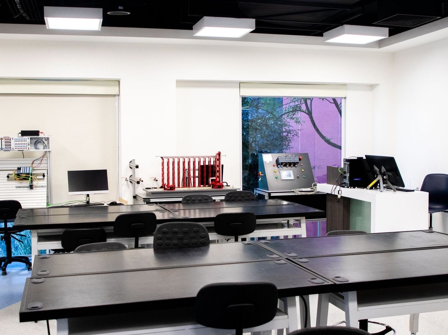 Flexible university classroom with modular tables and laboratory equipment